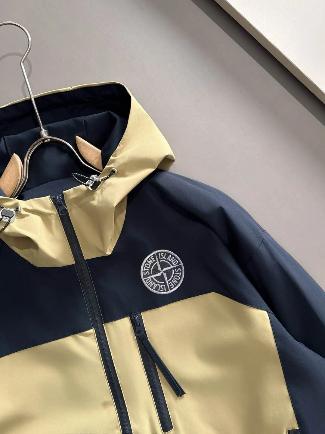 P460 Stone Island 2025 autumn latest zipper windbreaker jacket jacket. Complete with three standards, custom-dyed nylon fabric, overall casual and upscale. The fabric texture is relatively thin, very light, and comfortable on the upper body, suitable for early autumn and spring wear. Simple lines, customized hardware zippers, elegant and concise style, light and comfortable to wear, extremely urban luxury and low-key elegance, with a casual and lazy feeling, the upper body effect is very good, quite wide and stylish, natural drape, simple and elegant! Top luxury classic style items, gentle High-end, quiet but full of power, it perfectly conveys the brand's sense of trend and recognition. The upper body is super cool and stylish, and extremely luxurious, showing your rank, strength and taste from all aspects! The overall grade is even more obvious, the upper body is comfortable and unrestrained, and has a casual and loose effect. Size:S-2XL